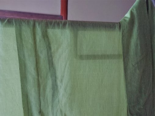 麻のキモノを干す　今小路あま宮