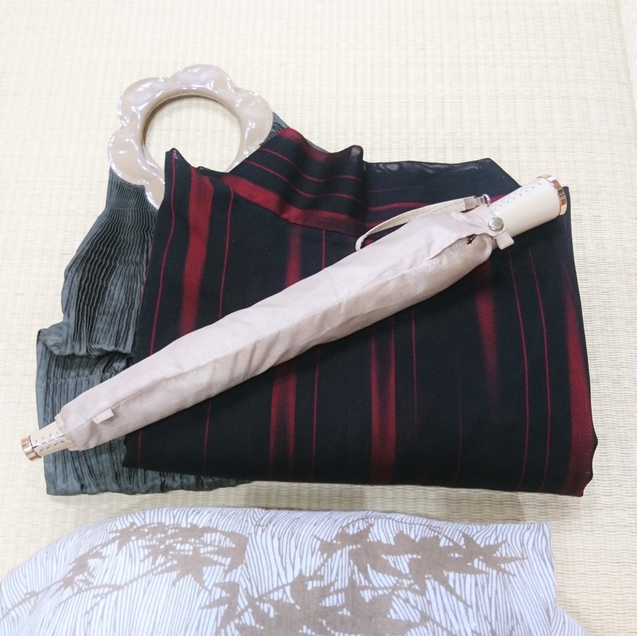 紗　雨コート　と　傘