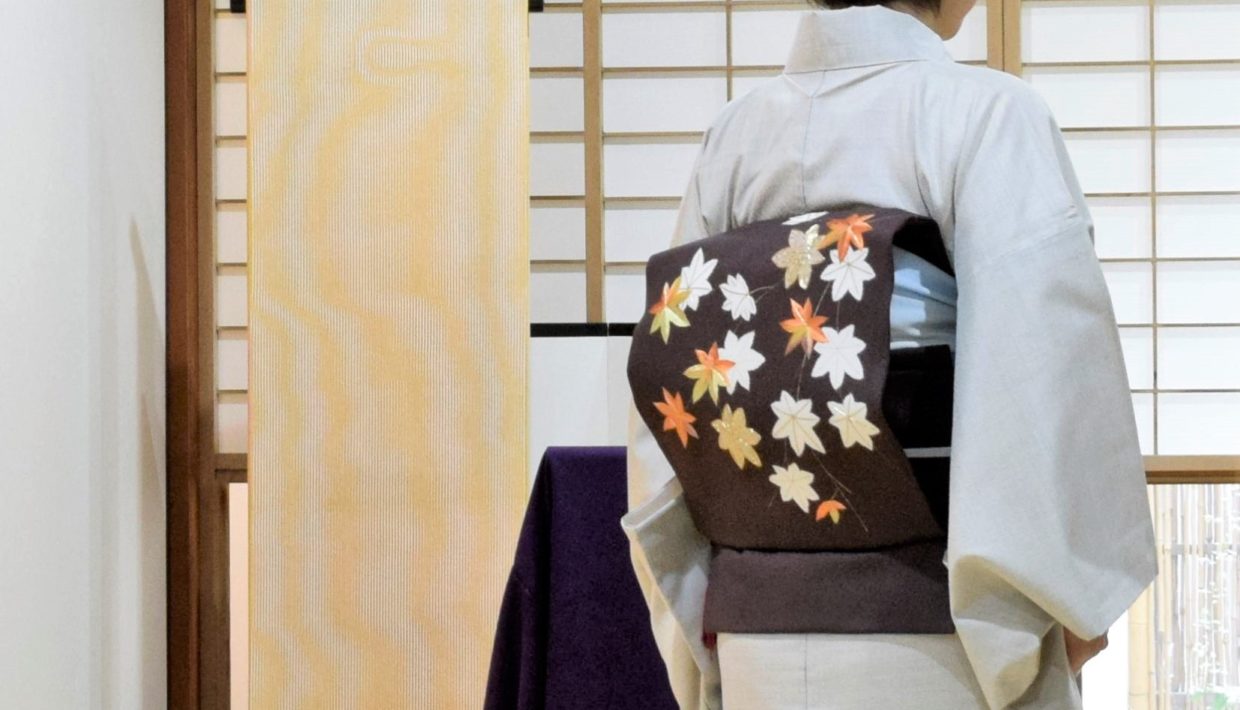 絞りと刺繍の染帯　紅葉　紬　リング大島　白　蚊絣　今小路 あま宮　神無月のキモノ