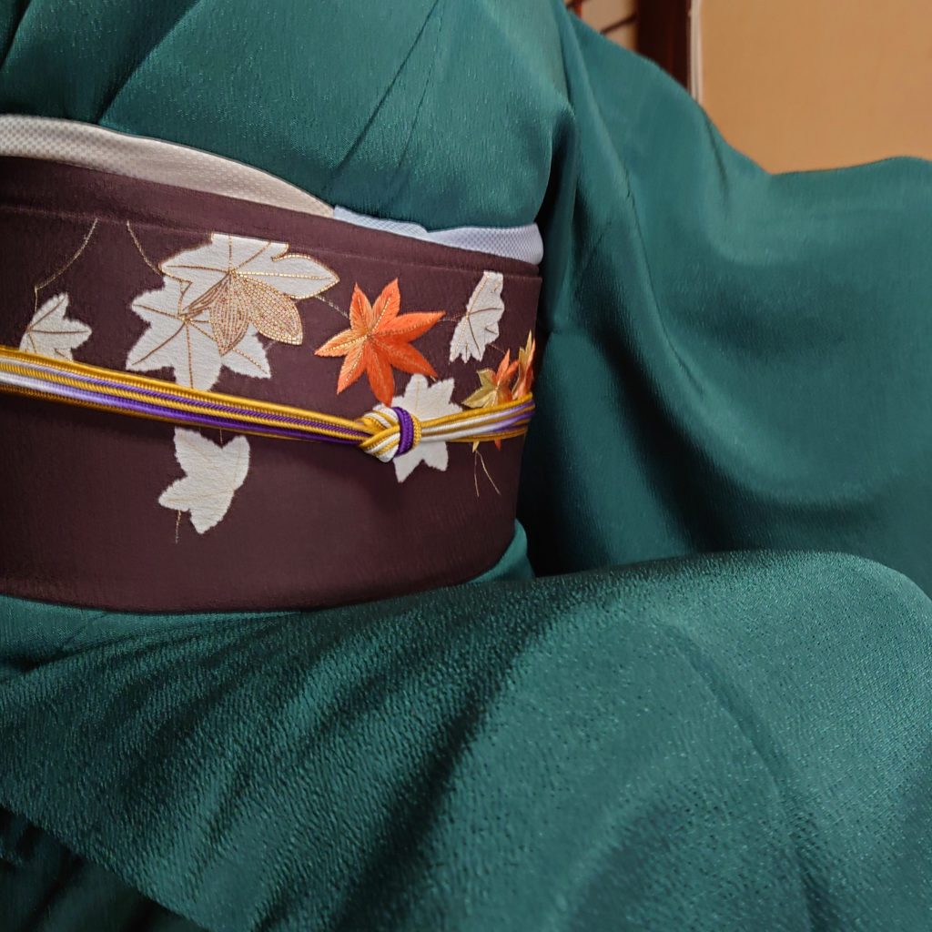 色無地 縮緬 あま宮 絞りの染帯 刺繍 紅葉 今小路 あま宮 霜月のキモノ