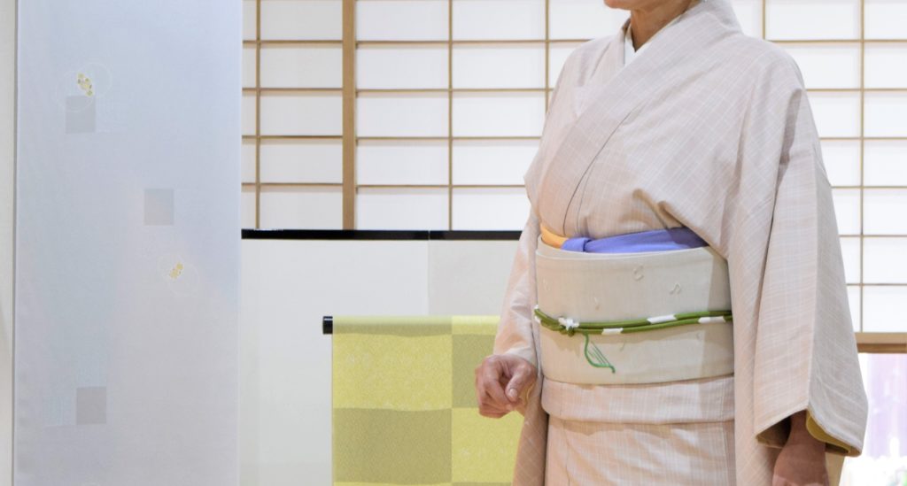 本場結城紬　地機　灰桜色　格子　織の九寸名古屋帯　手織　草木染め　刺繍　天使とハープ　夢訪庵　今小路 あま宮　弥生のキモノ