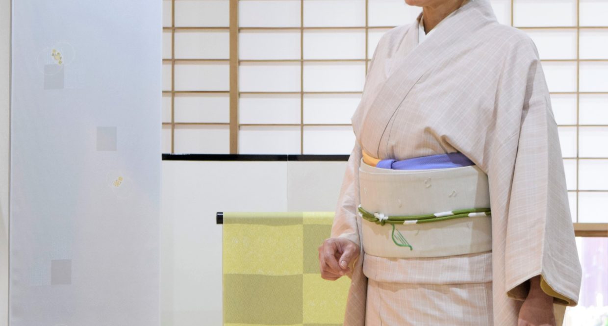 本場結城紬　地機　灰桜色　格子　織の九寸名古屋帯　手織　草木染め　刺繍　天使とハープ　夢訪庵　今小路 あま宮　弥生のキモノ