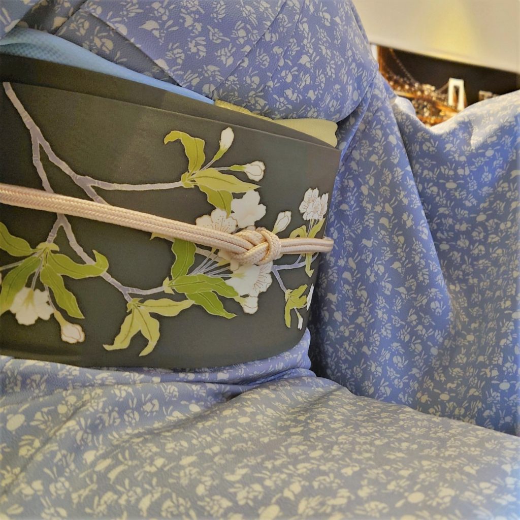 小紋　真糊　伊勢型　うさぎ　今小路 あま宮　塩瀬の染帯　季節の染帯　梨の花　弥生のキモノ