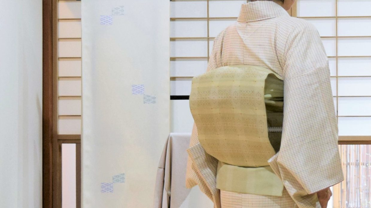 士乎路紬　茜染め　小格子　織の九寸名古屋帯　花織　手織 草木染め　今小路 あま宮　雨の日のキモノ　弥生のキモノ