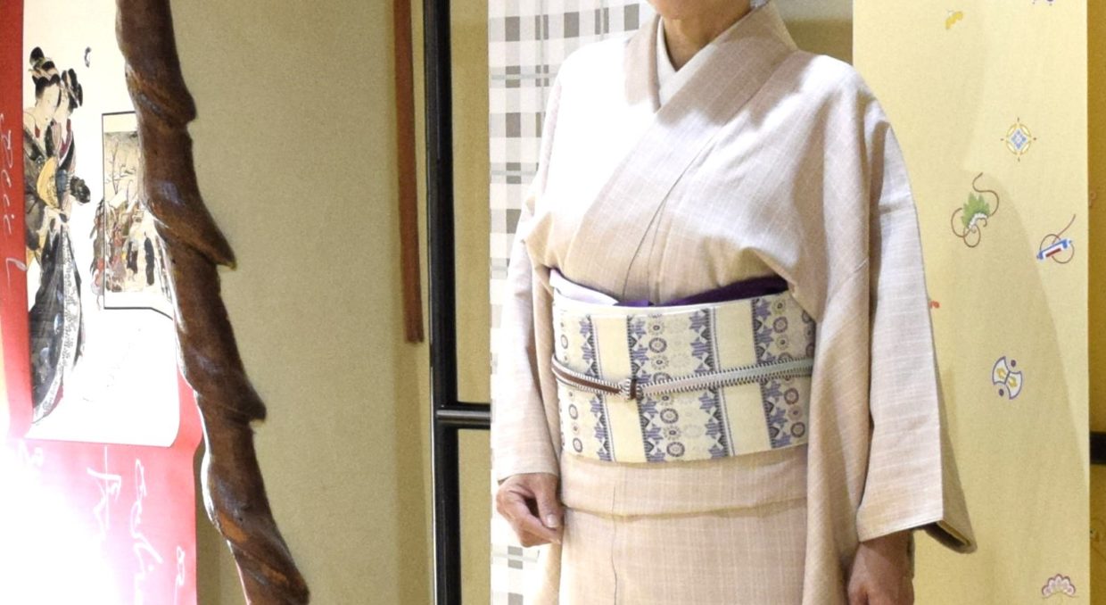 本場結城紬　重ね格子　灰桜色　織の九寸名古屋帯　洛風林　苺間道　今小路 あま宮　師走のキモノ