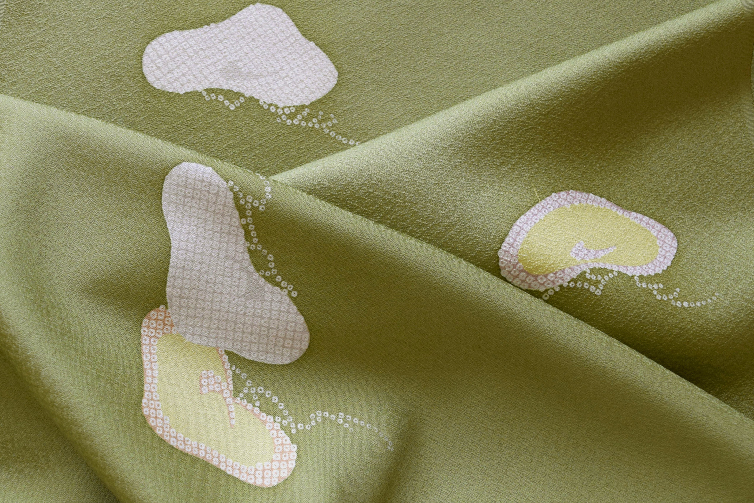 小紋 疋田光琳松 草色 真糊 伊勢型小紋 今小路 あま宮 今小路 あま宮 別誂え 飛び柄小紋