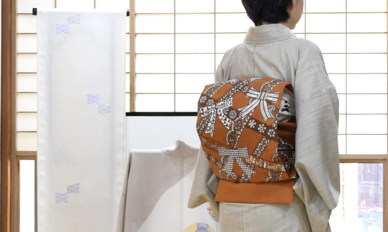 真綿紬　手織り　草木染め　四万十川の桜染め　縞　自然媒染　染の九寸名古屋帯　型絵染め　荒川眞理子　リボン　今小路 あま宮　今小路 あま宮 別注色　師走のキモノ