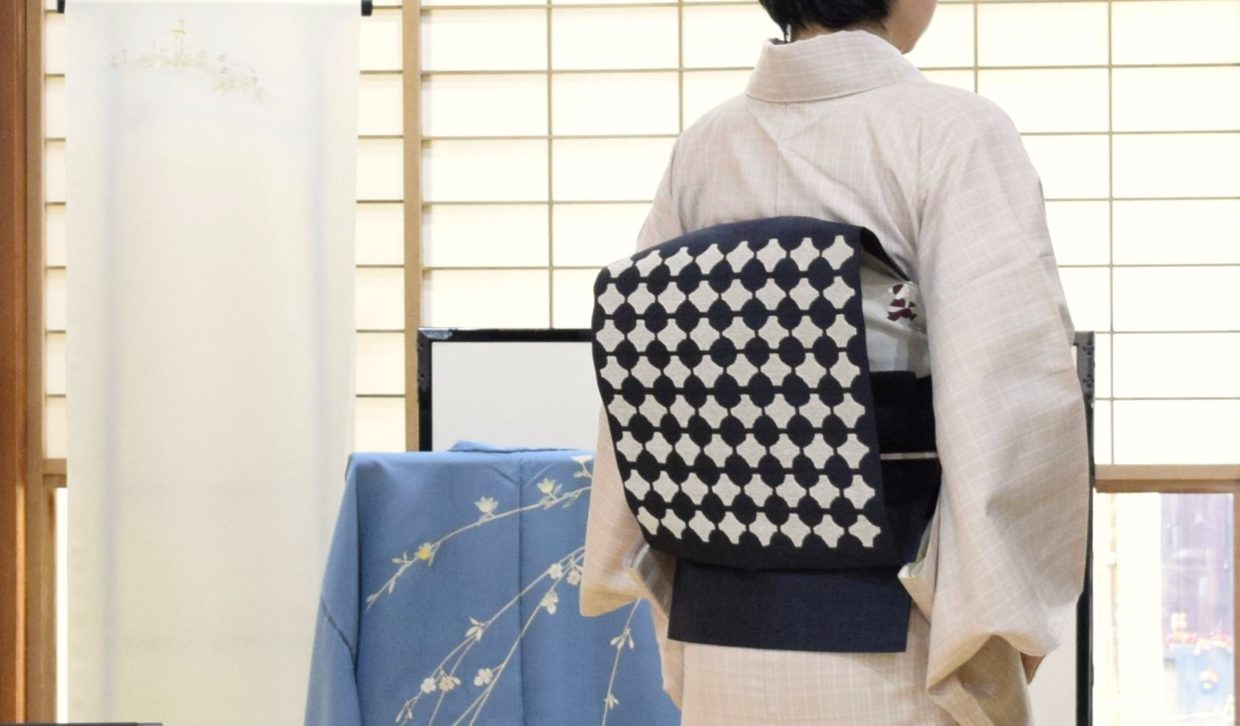 本場結城紬　地機　灰桜　重ね格子　織の九寸名古屋帯　モール割付　モール　手織り　草木染め　夢訪庵　今小路 あま宮　サンタの帯揚げ　師走のキモノ