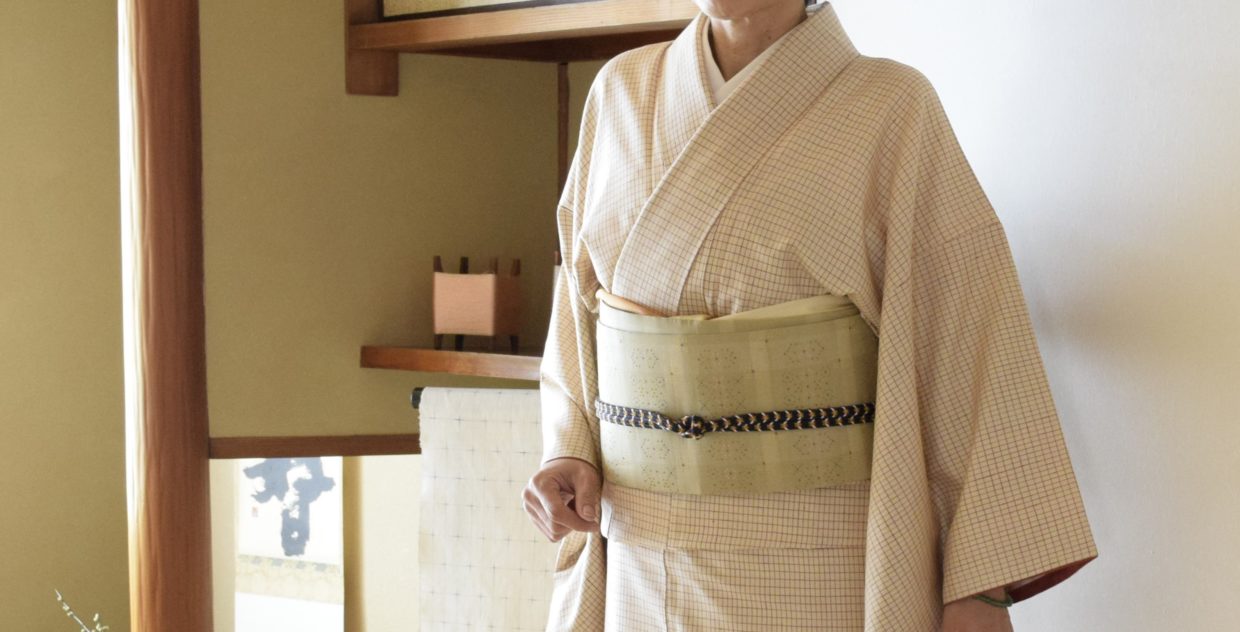 士乎路紬　茜染め　小格子　織の九寸名古屋帯　手織り　花織　今小路 あま宮　如月のキモノ