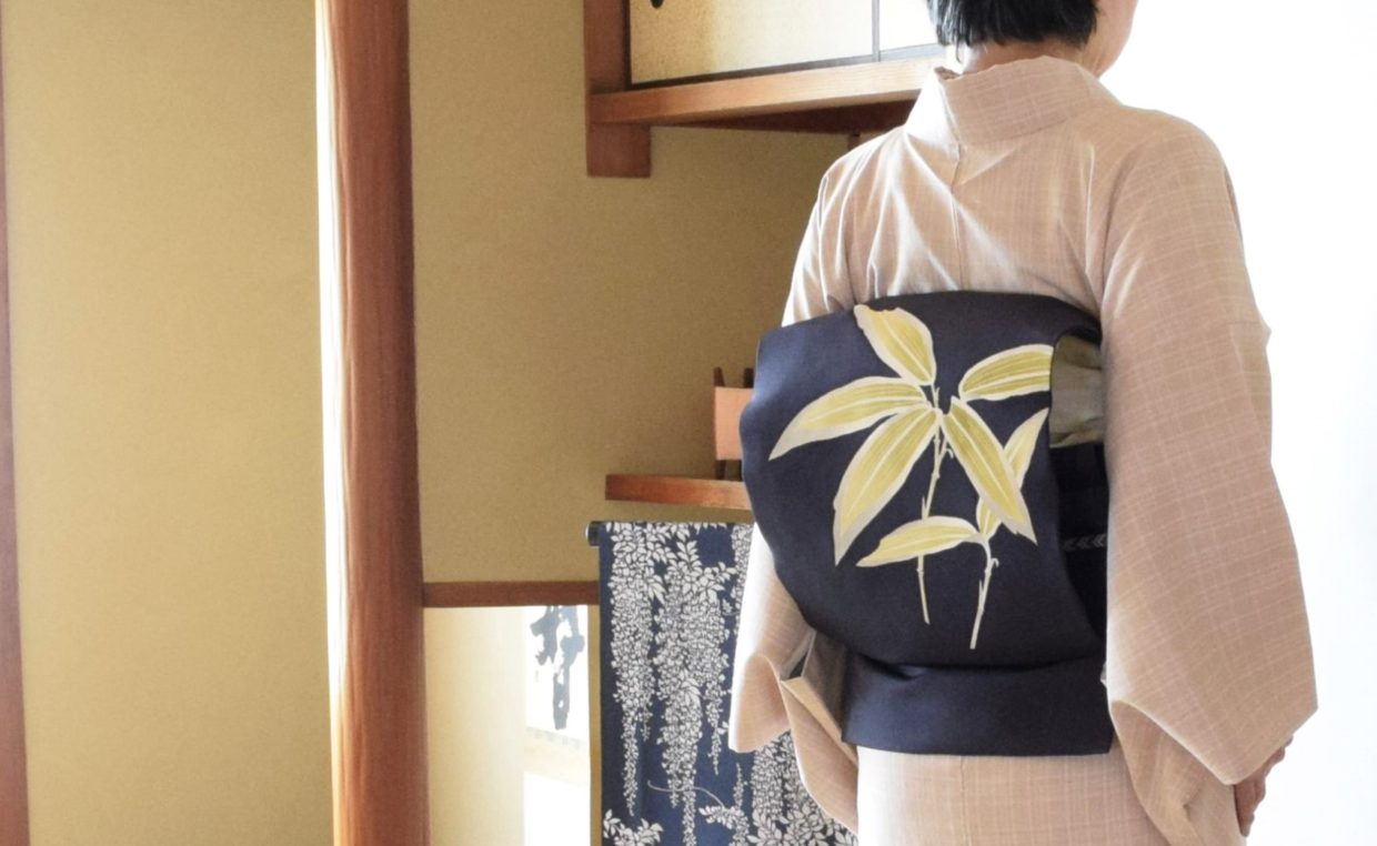 本場結城紬　地機　灰桜色　重ね格子　塩瀬の染帯　染の九寸名古屋帯　熊笹　今小路 あま宮　如月のキモノ