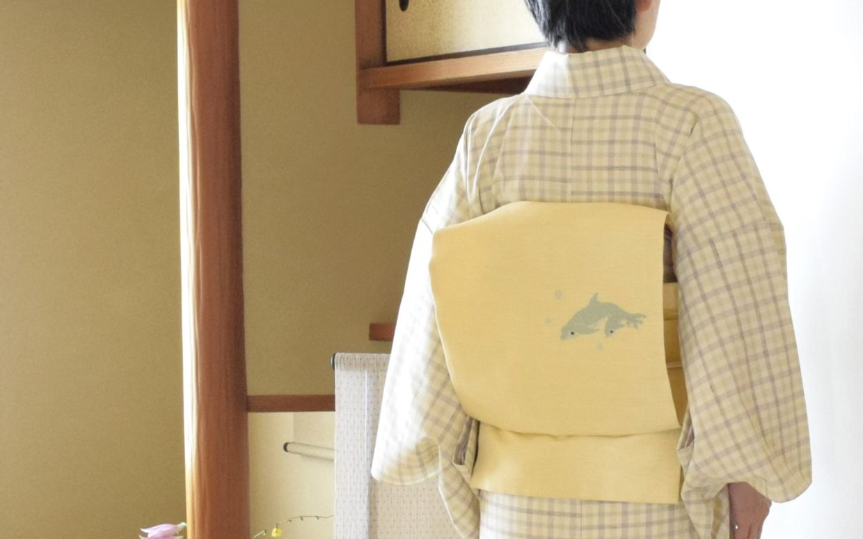 単衣　ちぢみ士乎路　縞格子　織の九寸名古屋帯　手織り　草木染め　刺繡　夢訪庵　イルカ　今小路 あま宮　卯月のキモノ