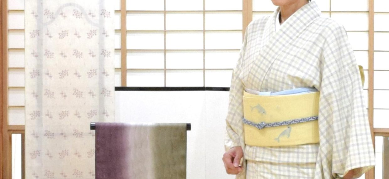 単衣　縮士乎路　多色縞格子　織の九寸名古屋帯　手織　草木染め　刺繡　夢訪庵　イルカ　今小路 あま宮　皐月のキモノ