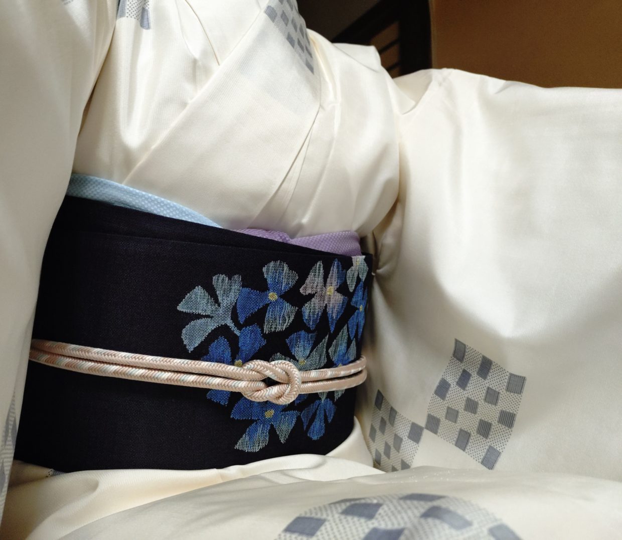 本場大島紬　白大島　飛び絣　飛び市松　織の九寸名古屋帯　手織り　草木染め　夢訪庵　あじさい　今小路 あま宮　皐月のキモノ　あめ予報のキモノ