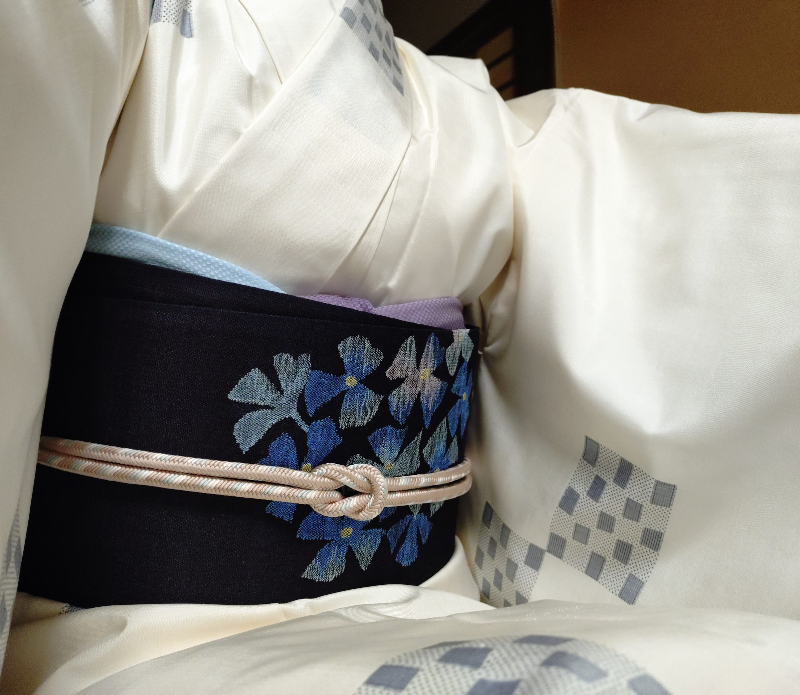 本場大島紬 白大島 飛び絣 飛び市松 織の九寸名古屋帯 手織り 草木染め 夢訪庵 あじさい 今小路 あま宮 皐月のキモノ あめ予報のキモノ