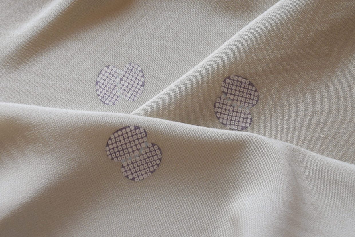 小紋　飛び柄小紋　緞子　紗綾型地　疋田蹴鞠小　今小路 あま宮　真糊　伊勢型小紋　灰汁色　あくいろ