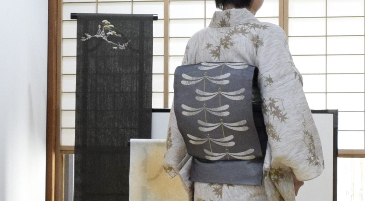 インド綿麻　浴衣　真糊　伊勢型小紋　よろけ縞に楓　夏帯　織の九寸名古屋帯　紗の九寸名古屋帯　手織り　トンボ　蜻蛉　今小路 あま宮　文月のキモノ