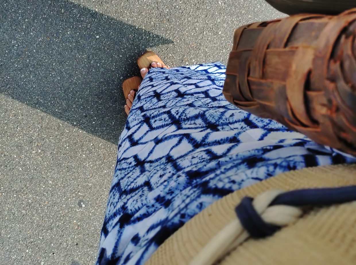 浴衣　絞り　有松絞り　正藍　手絞り　石畳　自然布　八寸　藤布　　浴衣に裸足　下駄　桐下駄　祇園ない藤　今小路 あま宮　葉月のキモノ