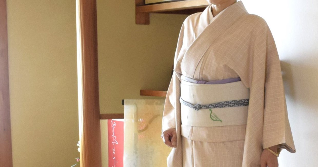 本場結城紬　地機　重ね格子　織の九寸名古屋帯　手織り　草木染め　刺繍　天使とハープ　夢訪庵　今小路 あま宮　弥生のキモノ