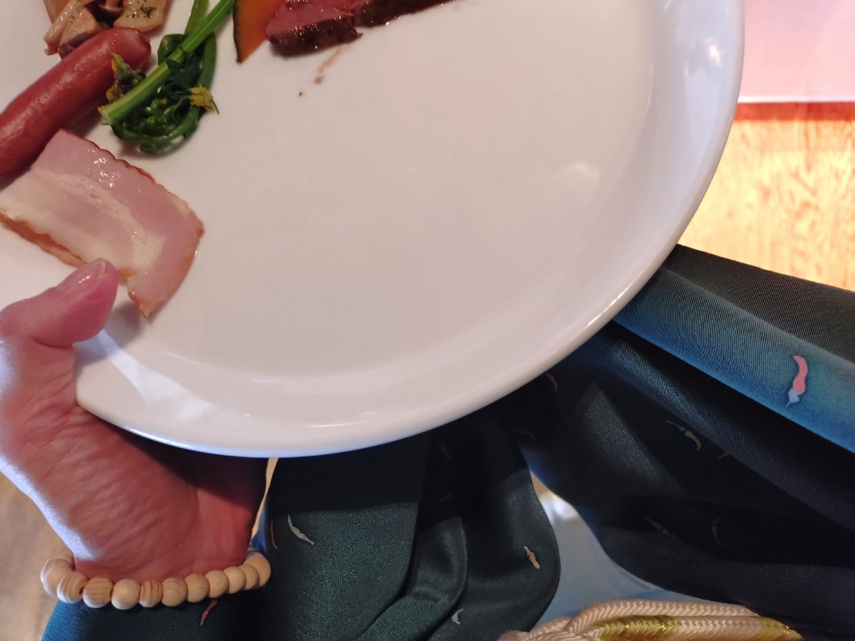 ホテルブッフェ　着物でホテルブッフェ　袖の扱い方　今小路 あま宮　京都