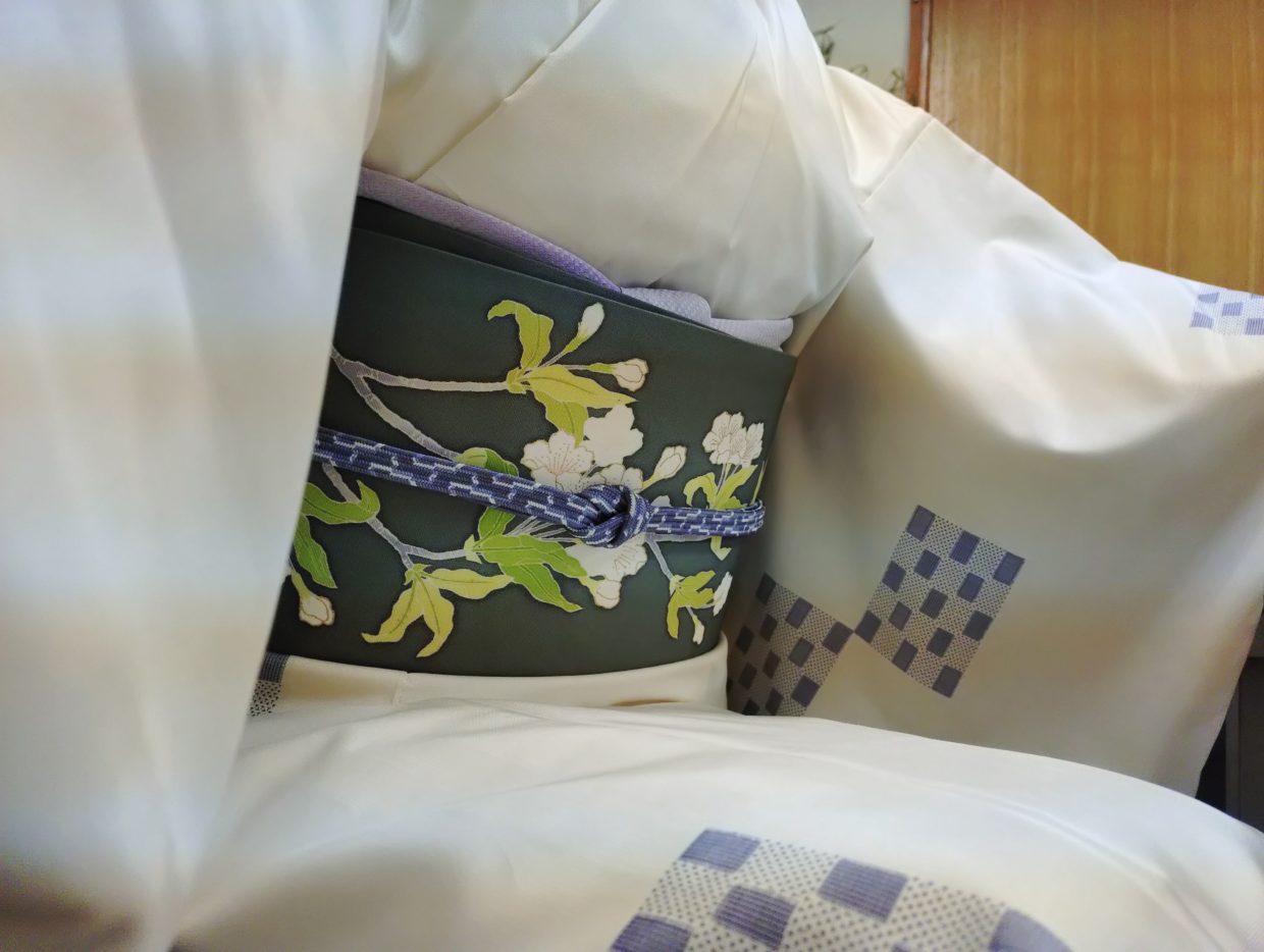 大島紬　本場大島紬　白大島　飛び市松絣　塩瀬の染帯　季節の染帯　新高梨の花　今小路 あま宮　卯月のキモノ　室町パトロールキモノ